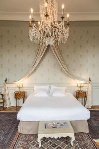Postel nebo postele na pokoji v ubytování L'Hotel de Panette, Un exceptionnel château en coeur de ville