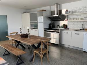 Kuchyň nebo kuchyňský kout v ubytování Lakefront Two Mile Bay