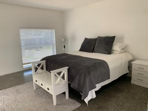 Postel nebo postele na pokoji v ubytování Lakefront Two Mile Bay