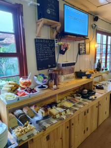 una panadería con un mostrador con diferentes tipos de comida en Chalé Araucárias Cambará do Sul, en Cambará