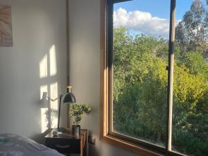 サント・ドミンゴにあるEl Convento Las Salinas en Santo Domingo Espaciosa y cómoda cabaña de cinco dormitorios para diez personasのベッドルーム1室(木々の景色を望む窓付)