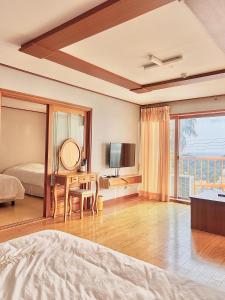 Μια τηλεόραση ή/και κέντρο ψυχαγωγίας στο Jeju Guesthouse Big SSUM