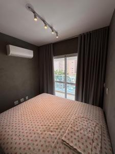 เตียงในห้องที่ Apto JH Palhano 505 - 2 quartos Luxo - Gleba Palhano