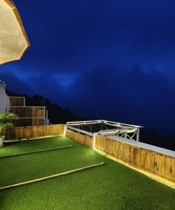 a roof garden with green grass at night at ชาเลต์ ภูทับเบิก in Ban Maeo Thap Boek