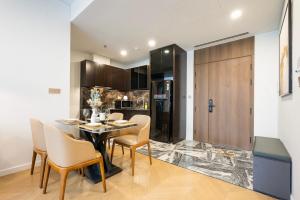 Una cocina y un comedor con mesa y sillas. en Lumiere Riverside - Luxury Condo District 2, en Ho Chi Minh