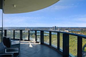 シドニーにあるSpacious Two Level 4BR at Sydney Olympic Park with Best Viewの街の景色を望むバルコニー