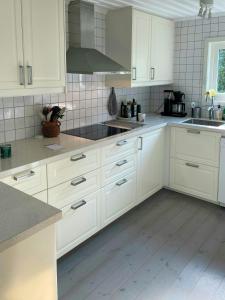 Fotografija u galeriji objekta Lake Cottage With Private Pier At Lake Nömmen u gradu Boda