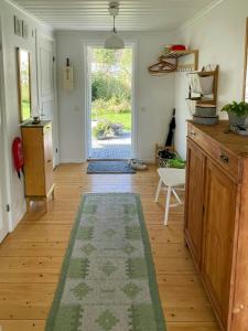 Fotografija u galeriji objekta Lake Cottage With Private Pier At Lake Nömmen u gradu Boda