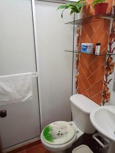 un piccolo bagno con un water e un lavandino di Valdy hause 202 a Gaira