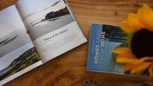 MalintaにあるNusa Villaの花が飾られたテーブルの上に置かれた2冊の本