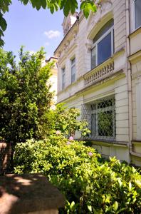 ein Gebäude mit einem Fenster und einigen Büschen in der Unterkunft Apartment Essen- Bredeney in Essen