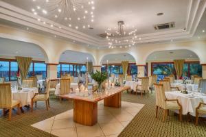 Un restaurante u otro lugar para comer en Protea Hotel by Marriott Polokwane Ranch Resort