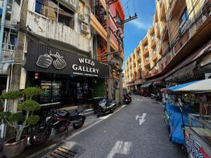 Una vista de una calle con motocicletas estacionadas en la calle. en W33d Gallery Pattaya, en Pattaya South