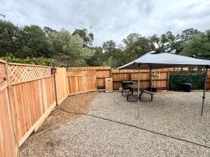 Φωτογραφία από το άλμπουμ του Cozy RV Farm Stay with Hot Tub WiFi and Coffee 5 Min to AHCL Hospital and Redbud Park σε Clearlake