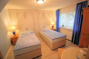 Fotografie z fotogalerie ubytování Berlinurlaub im Grünen, Pool-Whirlpool beheizt, Sauna, Spielplatz, Grill, 3 Doppelzimmer v destinaci Blankenfelde