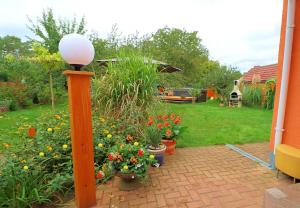 Fotografie z fotogalerie ubytování Berlinurlaub im Grünen, Pool-Whirlpool beheizt, Sauna, Spielplatz, Grill, 3 Doppelzimmer v destinaci Blankenfelde