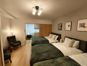 una habitación de hotel con dos camas y una silla en Shin-Imamiya Grand F, en Osaka