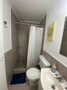 Un baño con ducha, inodoro y lavabo. en La Esquina AT, en San Pedro