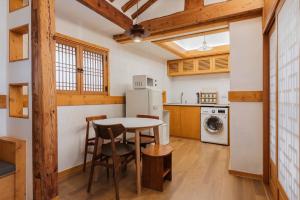 Una cocina o cocineta en Luxury Hanok Maison Sunlit 3 fotos más