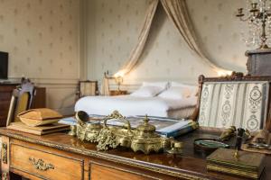 Postel nebo postele na pokoji v ubytování L'Hotel de Panette, Un exceptionnel château en coeur de ville