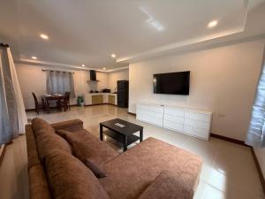 Televisyen dan/atau pusat hiburan di Cheeva Home Koh Phangan
