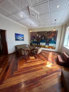 クエンカにあるBeautiful fully equipped hostel in a quiet area 5 blocks from Calderon Parkのテーブルと椅子のあるダイニングルーム