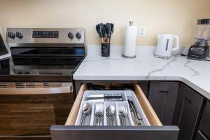 Gallery image of Bright & Cozy Stay in the Heart of Hartford in Stowe Village Housing Project +10 photos