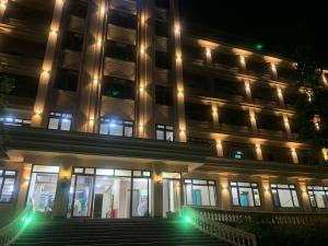 Un edificio con luces en el frente por la noche. en Baviecoresort, en Ba Vì