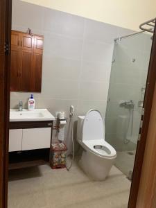 Un baño con inodoro, ducha y lavabo. en Baviecoresort, en Ba Vì