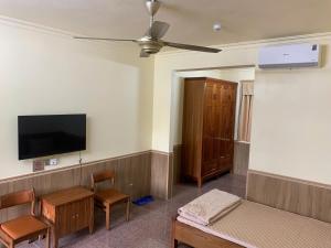 Una habitación con una cama y un televisor de pantalla plana. en Baviecoresort, en Ba Vì 5 fotos más