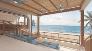 Un balcón con sillas y vista al mar. en Myneris Hotel, Phuket Karon Beach, en Karon Beach