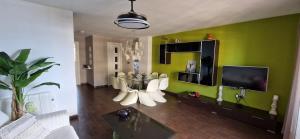 un salon avec un mur vert et une table dans l'établissement Relaxing experience in apt club nautico isleta, à La Manga del Mar Meno