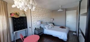 une chambre avec un lit et un lustre dans l'établissement Relaxing experience in apt club nautico isleta, à La Manga del Mar Meno 35 autres photos