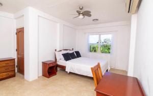 Cedar GroveChic & Luxurious Flat的一间卧室，里面有一张床、一张桌子和一扇窗户