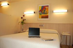 Postel nebo postele na pokoji v ubytování Hotel Alaiz