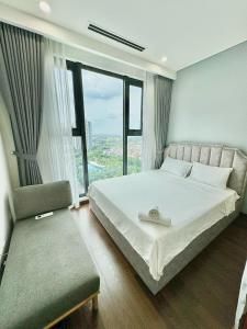 Un dormitorio con una cama grande y una ventana grande en Vinhomes Smart City Luxury Apartment, en Phú Thú 28 fotos más