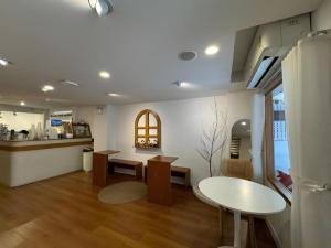 a waiting room with a table and a counter at SEOUL3 HOTEL & SLOW BAR CAFE in Bangkok