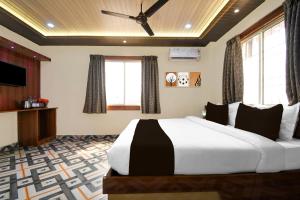 um quarto com uma cama grande em um quarto em Collection O Sea Beach Puri Formerly Hotel BB Palace em Puri mais 19 fotografias