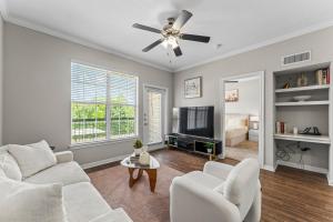 Televiisor ja/või meelelahutuskeskus majutusasutuses Bright 1BR in Magnolia Near Woodlands Waterway