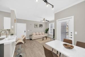 Istumisnurk majutusasutuses Charming 1BR Easy Access to The Woodlands