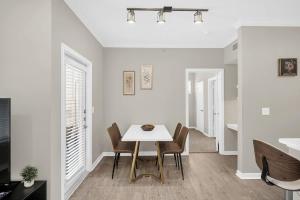 Istumisnurk majutusasutuses Charming 1BR Easy Access to The Woodlands