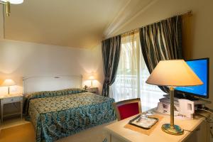 Posteľ alebo postele v izbe v ubytovaní Hotel Serenella