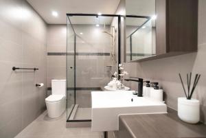 フリーマントルにあるFremantle West End Luxury stayの洗面台、シャワー、トイレ付きのバスルーム +7枚の写真