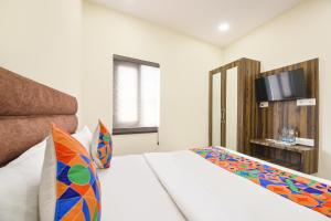 Un dormitorio con una cama y un televisor. en FabHotel Classic Comfort, en Amritsar