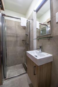 Zodiac Hotel Apartments tesisinde bir banyo