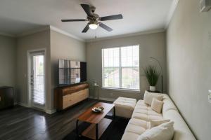 Istumisnurk majutusasutuses Modern 1BR in Magnolia Close to The Woodlands
