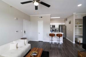 Köök või kööginurk majutusasutuses Modern 1BR in Magnolia Close to The Woodlands