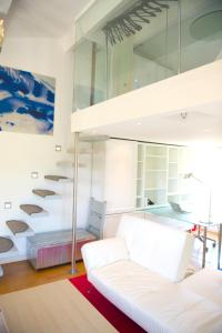 sala de estar con sofá blanco y pared de cristal en Maison d'Elie en Saint-Tropez