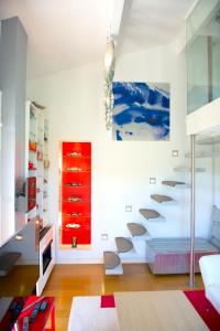 una sala de estar con paredes blancas y armarios rojos. en Maison d'Elie en Saint-Tropez