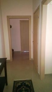 een lege kamer met een gang met een deur bij Casa Vacanza Margherita in Matera